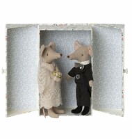 Wedding mice couple in box